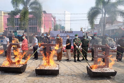 Bea dan Cukai Tembilahan Musnahkan Ratusan Ribu Botol Miras